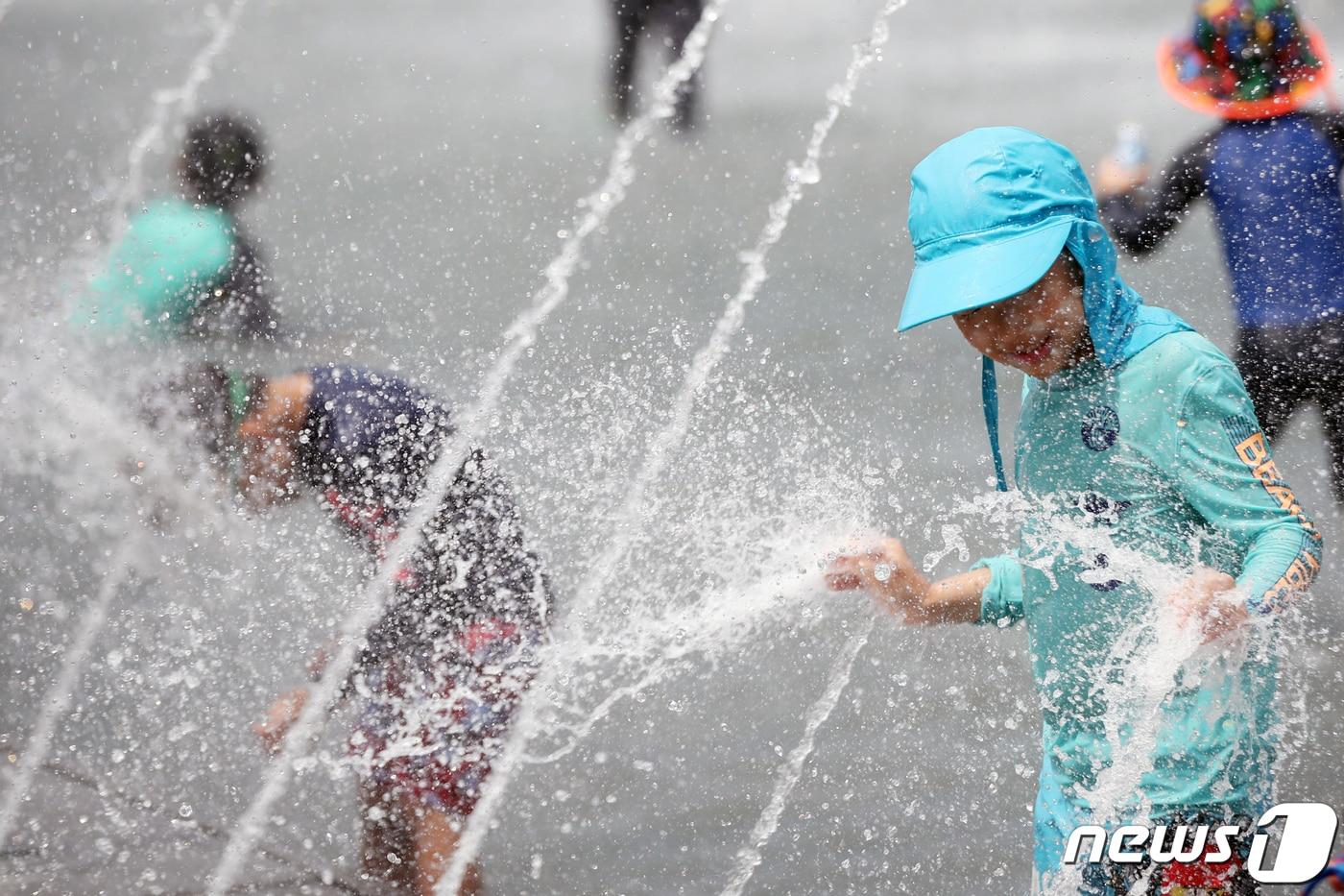 폭염이 기승을 부리는 15일 오후 서울 영등포구 여의도한강공원 물빛광장에서 어린이들이 물놀이를 하며 더위를 식히고 있다. 2023.8.15/뉴스1 ⓒ News1 황기선 기자