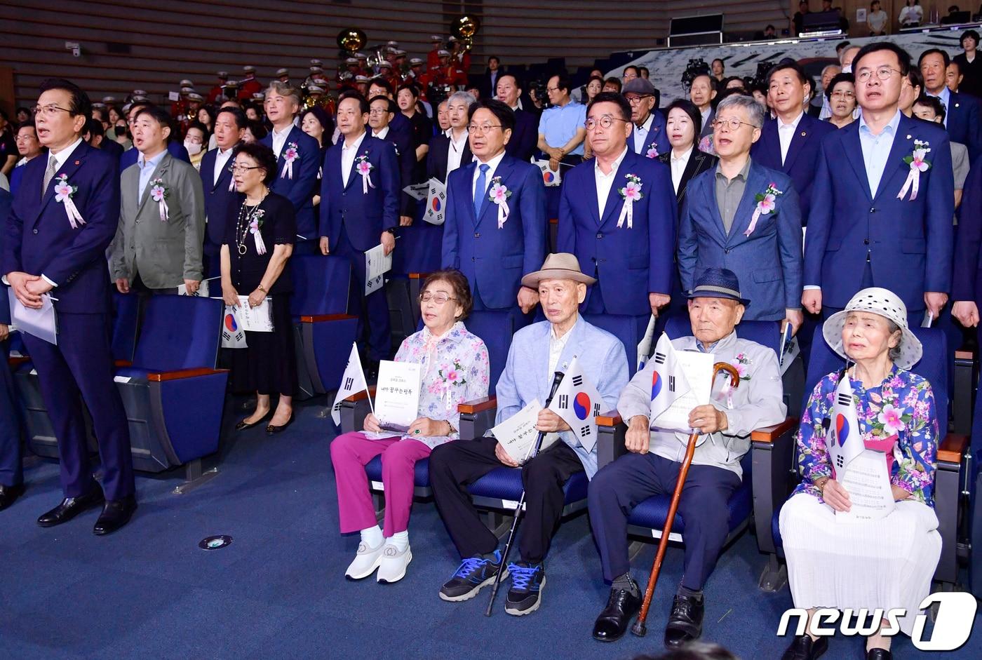 본문 이미지 - 강기정 광주시장이 지난해 8월15일 시청 대회의실에서 열린 '제78주년 광복절 경축식'에 참석해 일제강제동원피해자인 양금덕 할머니, 이춘식 할아버지, 오연임 할머니, 이경석 할아버지 등 내빈들과 광복절 노래를 제창하고 있다.(광주시 제공)2023.8.15/뉴스1