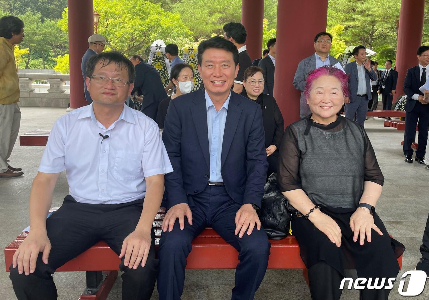 본문 이미지 - 조인철 전 광주시 문화경제부시장이 15일 김영철 열사 제25주기 추모식에 참석해 열사의 아내 김순자 여사(오른쪽), 장남 김동명씨(왼쪽)와 환담을 나누고 기념촬영을 하고 있다.(조인철 전 부시장 제공)2023.8.15/뉴스1 