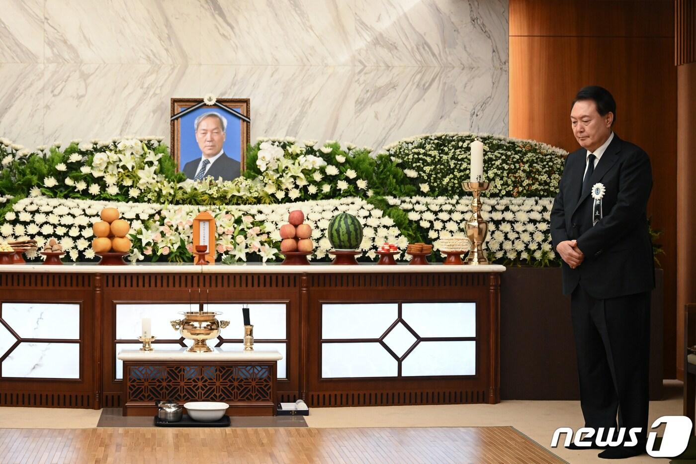 본문 이미지 - 윤석열 대통령이 15일 오후 서울 서대문구 신촌세브란스병원 장례식장에 마련된 부친 고 윤기중 연세대 명예교수의 빈소를 지키고 있다. (대통령실 제공). 2023.8.15/뉴스1 ⓒ News1 오대일 기자