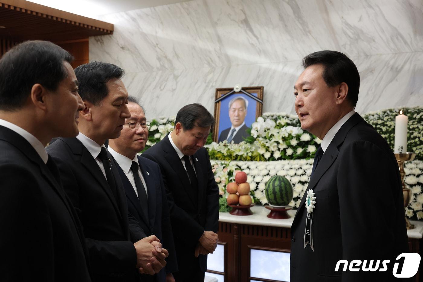 본문 이미지 - 윤석열 대통령이 15일 오후 서울 서대문구 신촌세브란스병원 장례식장에 마련된 부친 고 윤기중 연세대 명예교수의 빈소에서 김기현 국민의힘 대표를 비롯한 당 지도부의 조문을 받고 있다. (대통령실 제공). 2023.8.15/뉴스1 ⓒ News1 오대일 기자