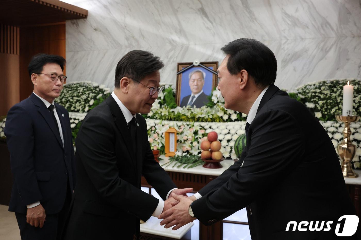 본문 이미지 - 이재명 더불어민주당 대표가 15일 오후 서울 서대문구 신촌세브란스병원 장례식장에 마련된 윤석열 대통령의 부친 고 윤기중 연세대 명예교수 빈소를 찾아 조문한 뒤 윤 대통령과 악수를 나누고 있다.(대통령실 제공) 2023.8.15/뉴스1 ⓒ News1 오대일 기자