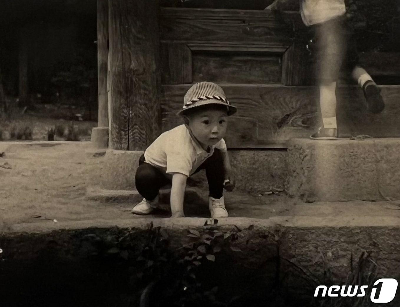 본문 이미지 - 윤석열 대통령의 부친 고 윤기중 연세대 명예교수가 15일 향년 92세를 일기로 별세했다. 사진은 고인이 촬영한 윤 대통령의 유아 시절 모습. (대통령실 제공) 2023.8.15/뉴스1 ⓒ News1 오대일 기자