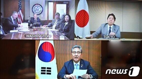 본문 이미지 - 박진 외교부 장관과 토니 블링컨 미국 국무장관, 하야시 요시마사 일본 외무상이 한미일 3국 외교장관 화상협의를 하고 있다.(외교부 제공)