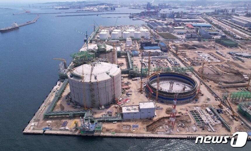 본문 이미지 - SK가스, 에이치라인해운, 울산항만공사가 협력하는 LNG 벙커링 사업이 진행될 울산 북항의 코리아에너지터미널(KET) 6번 부두 전경.(SK가스 제공)