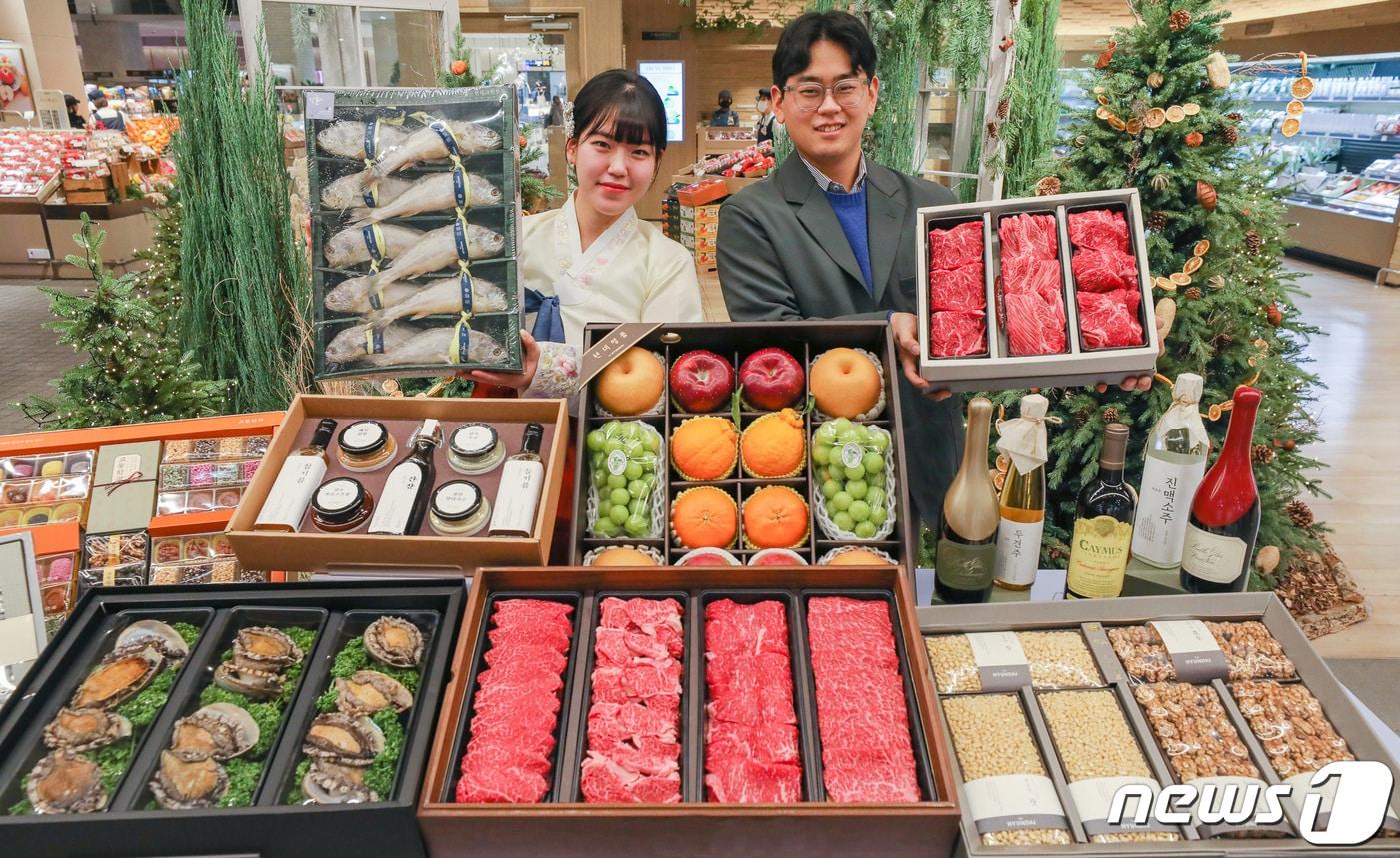 현대백화점 2023년 추석 선물세트 예약판매 상품을 직원들이 소개하는 모습(현대백화점 제공)