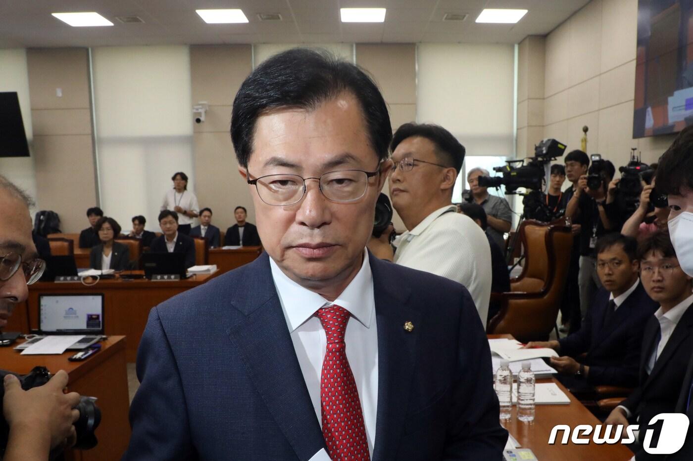 본문 이미지 - 이만희 여당 행안위 간사가 16일 오전 서울 여의도 국회에서 열린 행정안전위원회 전체회의에서 의사진행발언을 마치고 퇴장하고 있다. 2023.8.16/뉴스1 ⓒ News1 황기선 기자