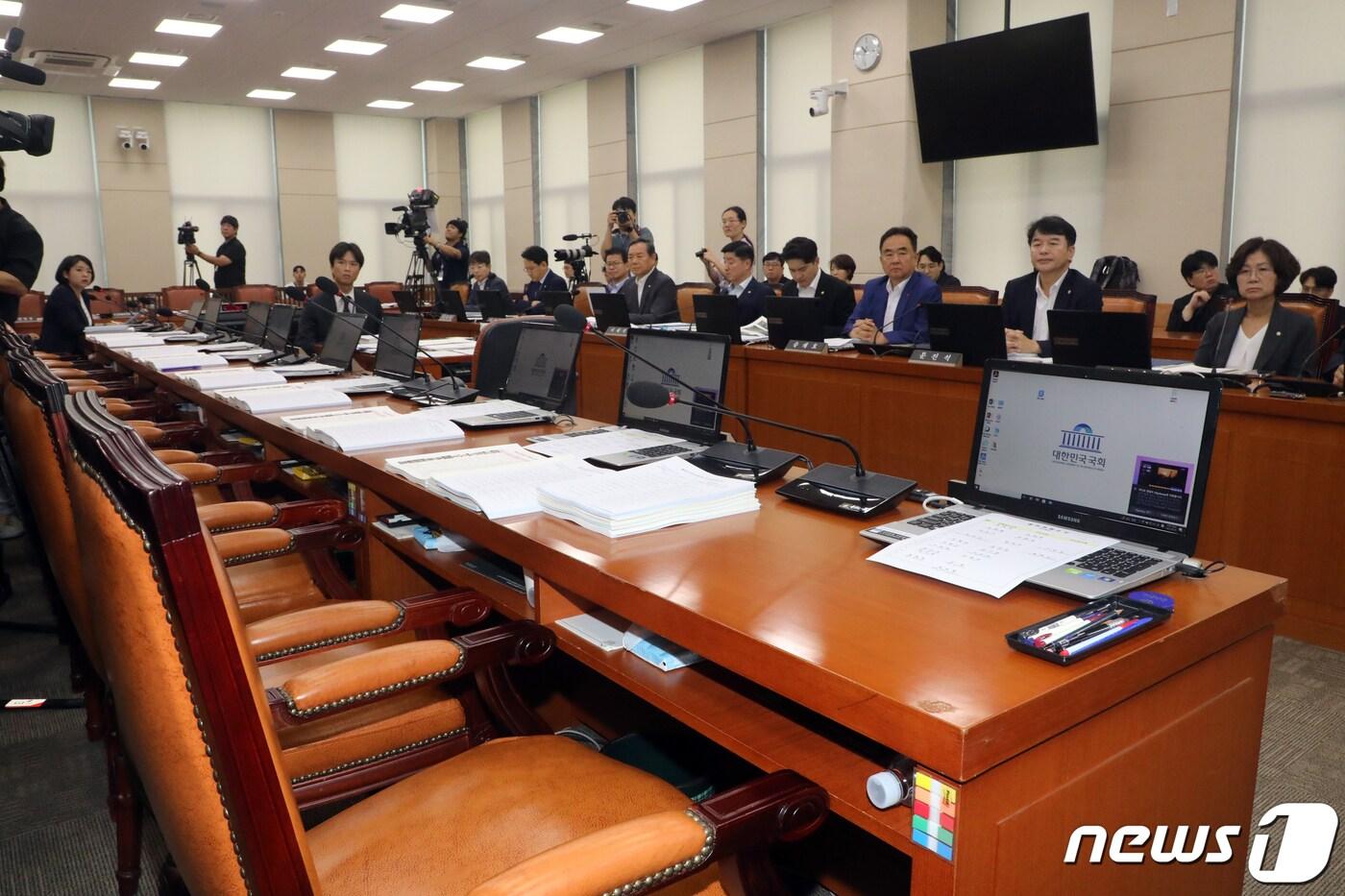 16일 오전 서울 여의도 국회에서 열린 행정안전위원회 전체회의가 여당 의원 불참 속에 진행되고 있다. 이날 행안위는 국민의힘 간사인 이만희 의원만 참석했으며 이상민 행정안전부 장관을 비롯한 정부 측 인사들도 불참, 개의 30여분만에 산회됐다. 2023.8.16/뉴스1 ⓒ News1 황기선 기자