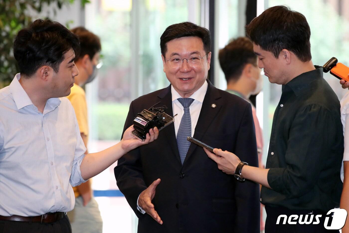 본문 이미지 - 이찬희 삼성 준법감시위원회 위원장이 16일 오전 서울 서초구 삼성생명 사옥에서 열린 준법감시위원회 임시회의에 참석하며 취재진의 질문에 답변하고 있다. 이날 임시회의에서는 삼성 5개 계열사(삼성전자·SDI·생명·화재·증권)의 전경련 복귀 안건을 논의하는 것으로 알려졌다. 2023.8.16/뉴스1 ⓒ News1 이승배 기자