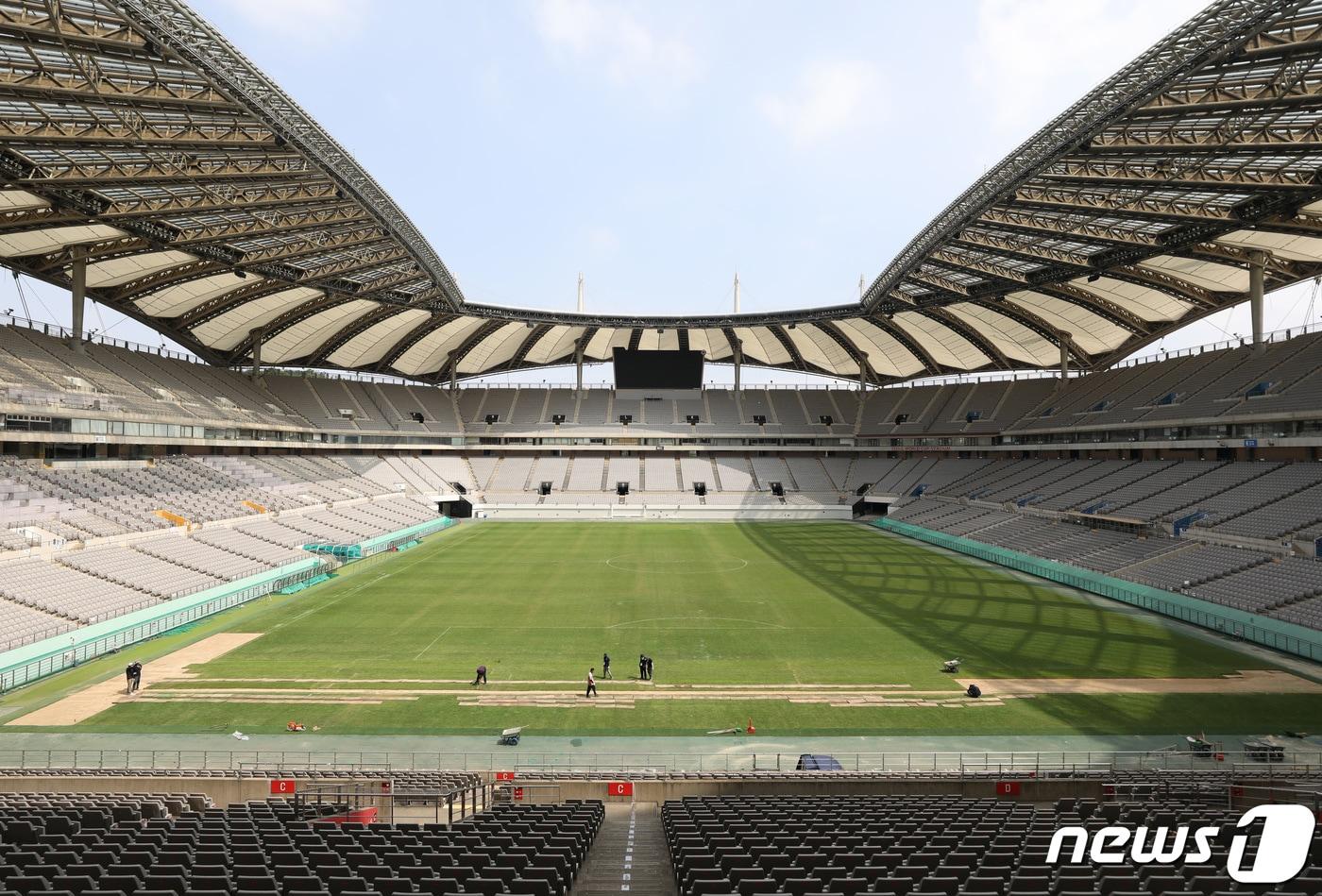 16일 서울 마포구 상암월드컵경기장에서 작업자들이 잔디 복구 작업을 하고 있다. 문화체육관광부와 서울시설공단은 오는 17일까지 세계스카우트잼버리 K-팝 슈퍼라이브 무대 설치로 인해 손상된 잔디를 복구하겠다고 밝혔다. 2023.8.16/뉴스1 ⓒ News1 김민지 기자