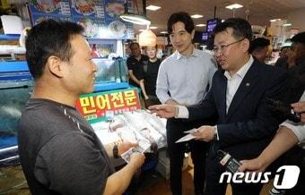 본문 이미지 - 오기웅 중소벤처기업부 차관(오른쪽)이 서울 동작구 노량진수산시장을 방문해 상품권으로 수산물을 구입하고 있다. 사진은 기사와 무관 ⓒ News1 박세연 기자