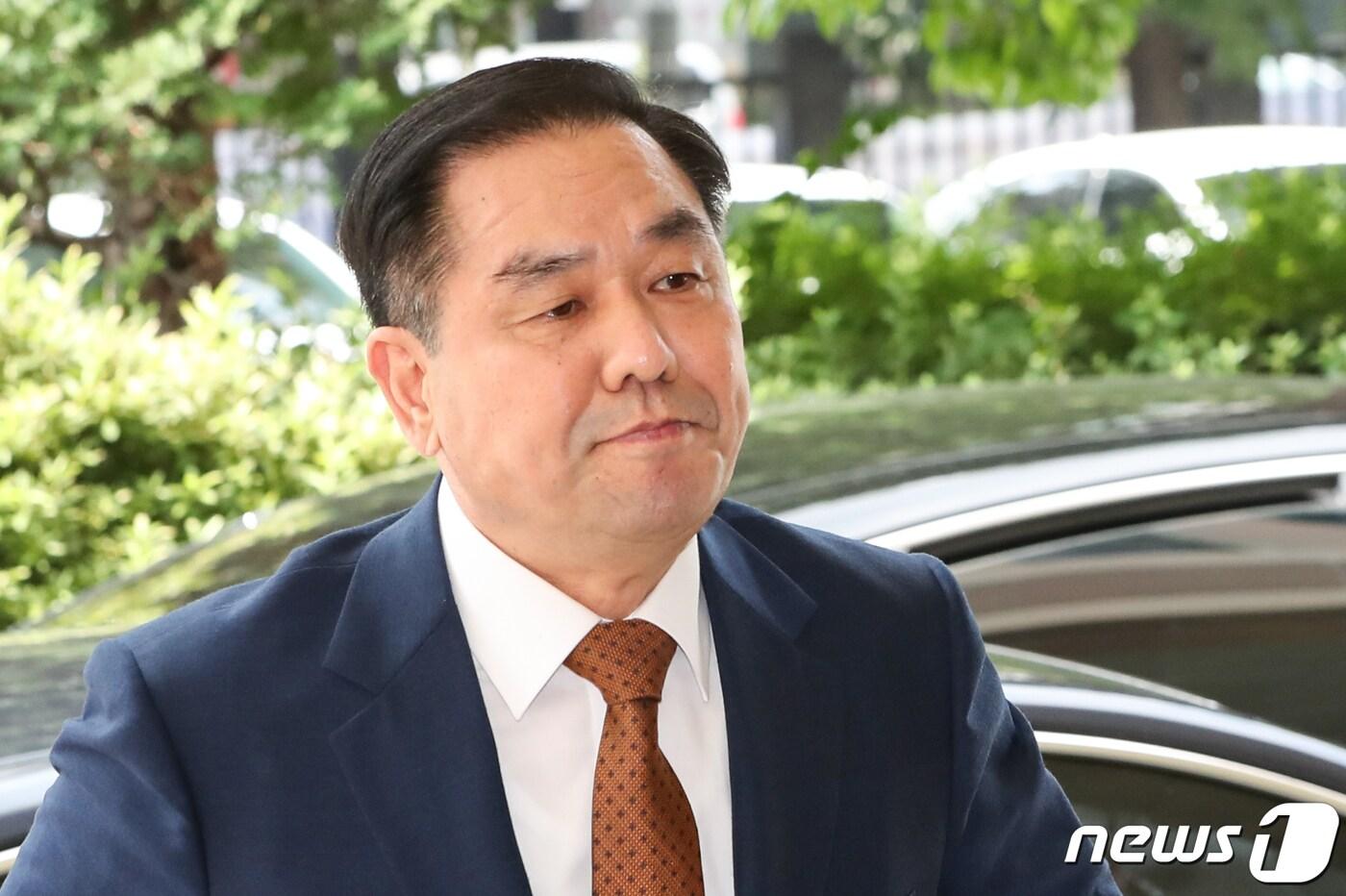 본문 이미지 - 박근혜 전 대통령의 탄핵을 앞두고 작성된 ‘계엄령 문건’ 의혹의 핵심 인물인 조현천 전 국군 기무사령관이 16일 서울서부지법에서 열린 업무상 횡령 등 혐의 1차 공판에 출석하고 있다. 2023.8.16/뉴스1 ⓒ News1 허경 기자