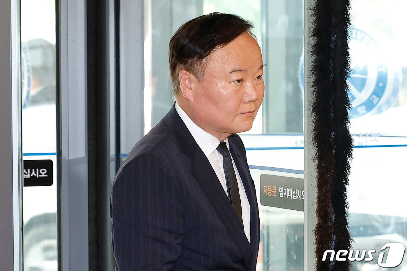 본문 이미지 - 김재원 국민의힘 최고위원이 16일 오후 윤석열 대통령의 부친 고 윤기중 연세대 명예교수의 빈소가 마련된 서울 서대문구 신촌세브란스병원 장례식장을 찾아 조문하기 위해 이동하고 있다. 2023.8.16/뉴스1 ⓒ News1 사진공동취재단