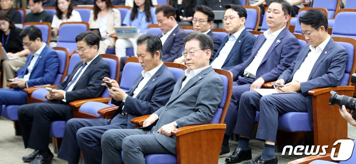 이재명 더불어민주당 대표가 16일 오후 서울 여의도 국회에서 열린 의원총회에서 박광온 원내대표의 발언을 경청하고 있다. ⓒ News1 임세영 기자