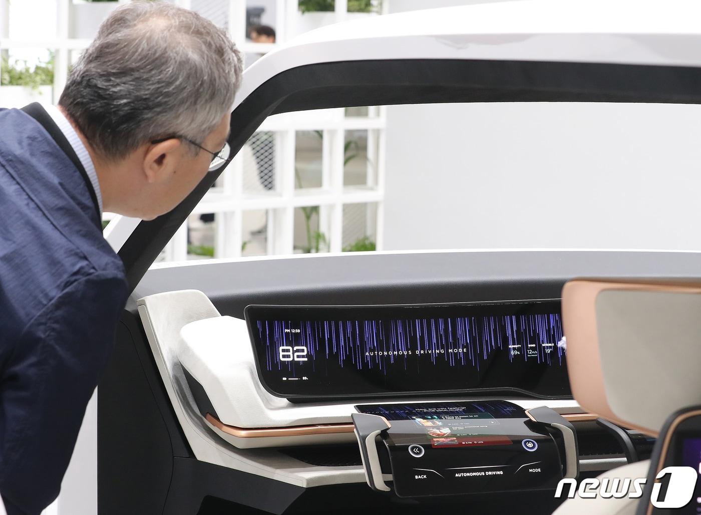 본문 이미지 - 서울 강남구 코엑스에서 열린 K-Display 2023 한국디스플레이산업전시회에서 참관객들이 LG디스플레이의 차량용 디스플레이 제품를 관람하고 있다. 2023.8.16 ⓒ 뉴스1 김진환 기자