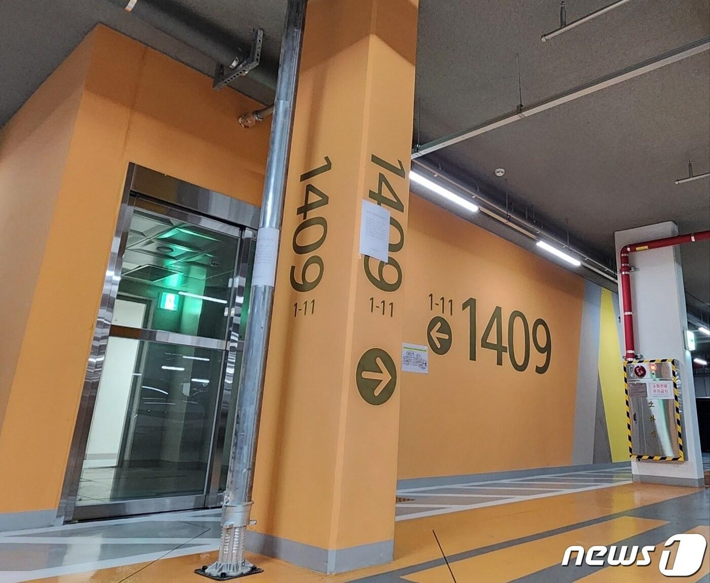 본문 이미지 - 철근 누락이 확인된 충남 아산 배방LH 14단지 지하 주차장에 잭서포트가 설치돼 있다. LH는 안내문을 통해 잭서포트는 구조물의 붕괴우려 때문이 아니라 보강 공사에 앞서 입주자의 안전을 위해 설치한 임시 시설이라고 설명했다. /뉴스1 ⓒNews1 이시우 기자