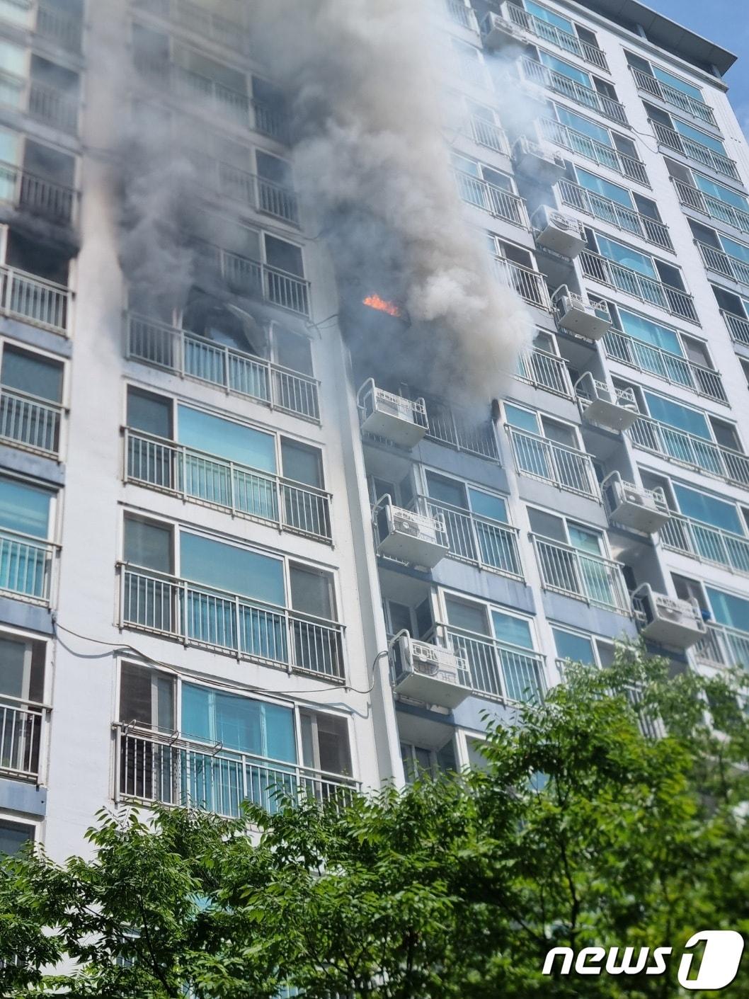본문 이미지 - 불이 난 경기 남양주시 와부읍 덕소리 아파트(남양주소방서 제공) 