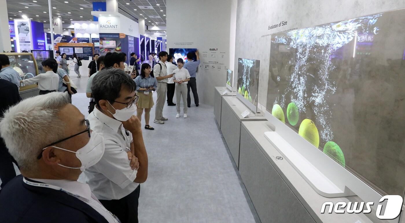 본문 이미지 - 16일 오후 서울 강남구 코엑스에서 열린 K-Display 2023 한국디스플레이산업전시회에서 참관객들이 LG디스플레이의 OLED 디스플레이 제품를 관람하고 있다. 2023.8.16/뉴스1 ⓒ News1 김진환 기자