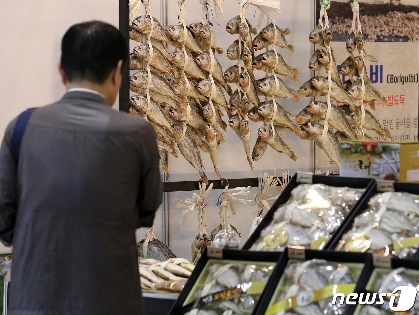 본문 이미지 - 16일 오후 서울 강남구 코엑스에서 열린 2023 한가위 명절선물전·소금박람회에서 참관객들이 명절선물을 살펴보고 있다. 2023.8.16/뉴스1 ⓒ News1 김진환 기자