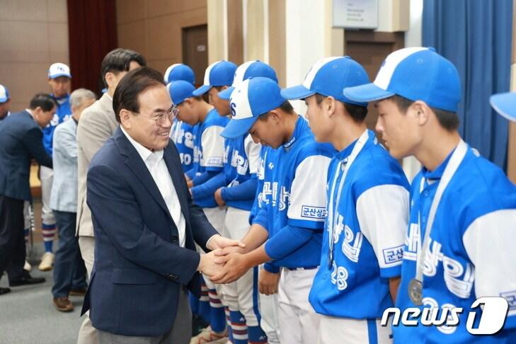 본문 이미지 - 서거석 전북교육감이 16일 군산상일고 야구선수를 도교육청으로 초청해 격려했다. 군산상일고는 지난 14일 열린 ‘제57회 대통령배전국고교야구대회’에서 37년 만에 우승을 차지했다.(전북교육청 제공)/뉴스1