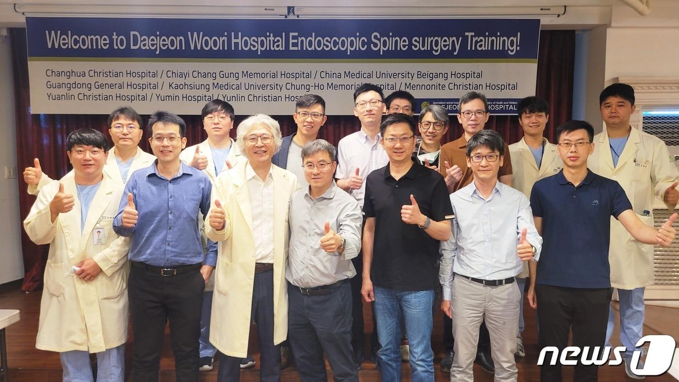  16일 대전우리병원에서 열린 '내시경 척추수술법 연수식'에서 박철웅 병원장(앞줄 왼쪽 세번째)과 대만·중국 의료진이 기념사진을 찍고있다.(대전우리병원 제공)뉴스1