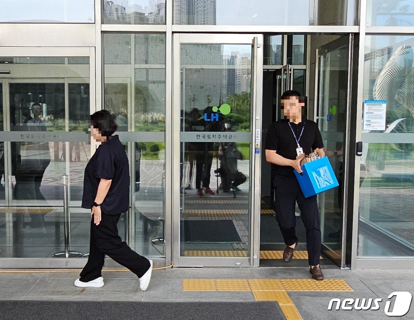 본문 이미지 - 광주경찰청 반부패경제범죄수사대가 16일 경남 진주 LH 본사에 대한 압수수색을 마친 후 압수품이 든 상자를 옮기고 있다.2023.8.16/뉴스1 ⓒ News1 한송학 기자