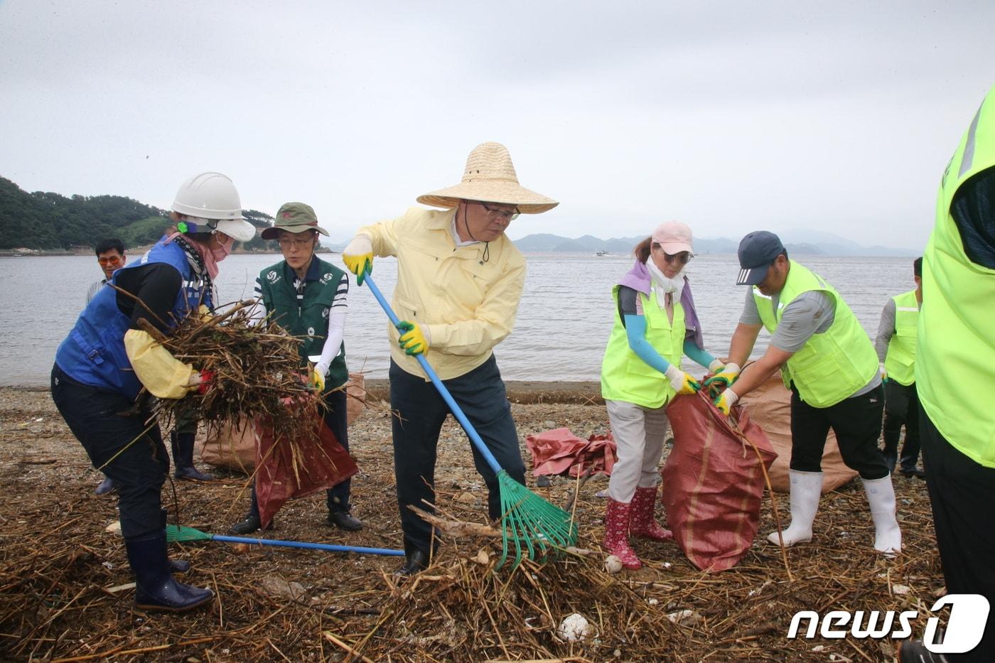 본문 이미지 - 홍남표 경남 창원시장(가운데)이 16일 마산합포구 구산면 원전마을 일대 해안가에서 공무원, 해양환경지킴이, 어업인 등과 해양쓰레기를 수거하고 있다.(창원시 제공)