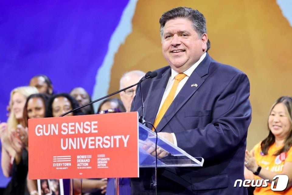 본문 이미지 -  JB 프리츠커 주지사가 지난 12일 &#39;총기산업규제법&#39;에 서명함으로써 일리노이는 총기 제조유통업체를 규제하는 미국 내 여덟 번째 주가 됐다. 이 법은 즉시 발효됐다. 수정헌법 제2조를 들어 총기권리 옹호자들은 소송을 예고하고 있다. 법안 서명 후 프리츠커 주지사가 연설하고 있다. &#40;프리츠커 주지사 페이스북&#41;