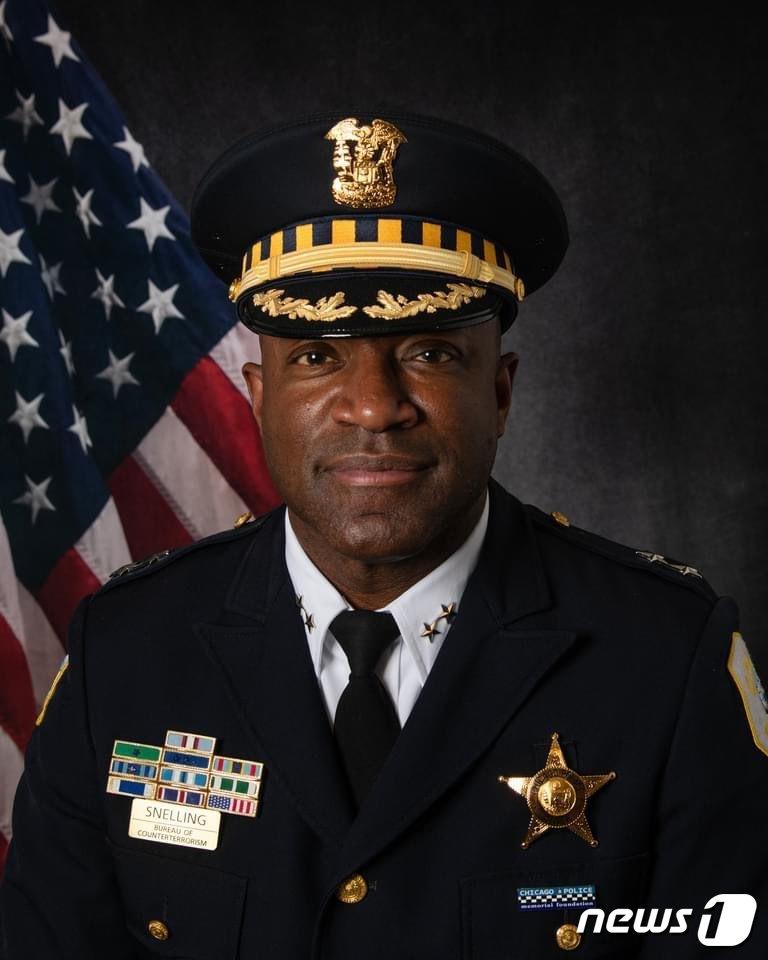 본문 이미지 - 브랜든 존슨 시카고 시장이 13일&#40;현지시각&#41; 1만 4000명 가까운 시카고 경찰을 이끌 새 시카고 경찰청장에 31년 베테랑 래리 스넬링&#40;54&#41; CPD 대테러국장을 선임했다. 내달 시 의회 승인을 거치면 공식 경찰청장 임무를 시작한다.&#40;시카고 경찰청 페이스북&#41;