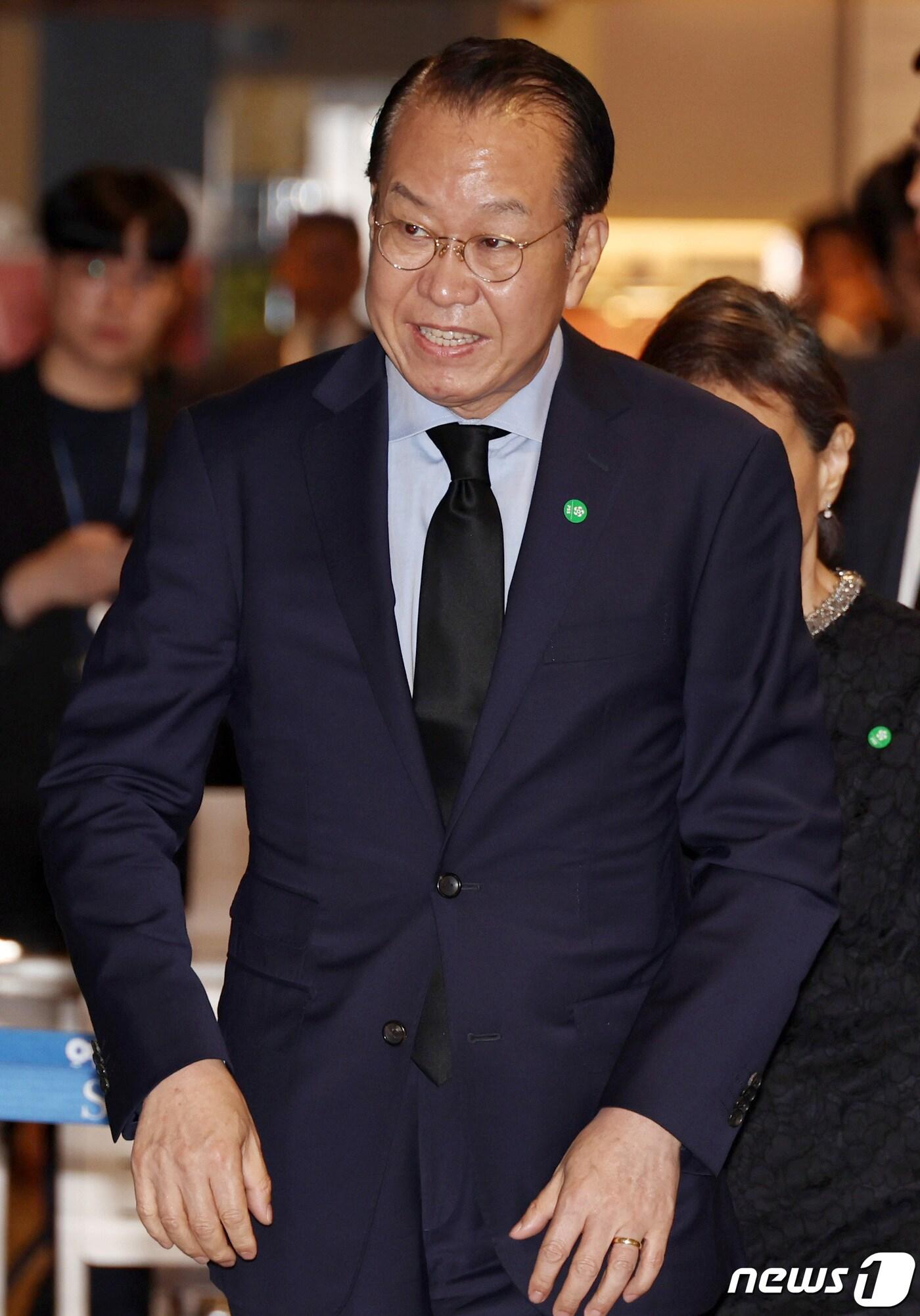 본문 이미지 - 권영세 국민의힘 의원이 8월16일 오후 윤석열 대통령 부친 고 윤기중 명예교수의 빈소가 차려진 서울 서대문구 세브란스 병원 장례식장을 찾아 조문하기 위해 이동하고 있다. 2023.8.16/뉴스1 ⓒ News1 사진공동취재단