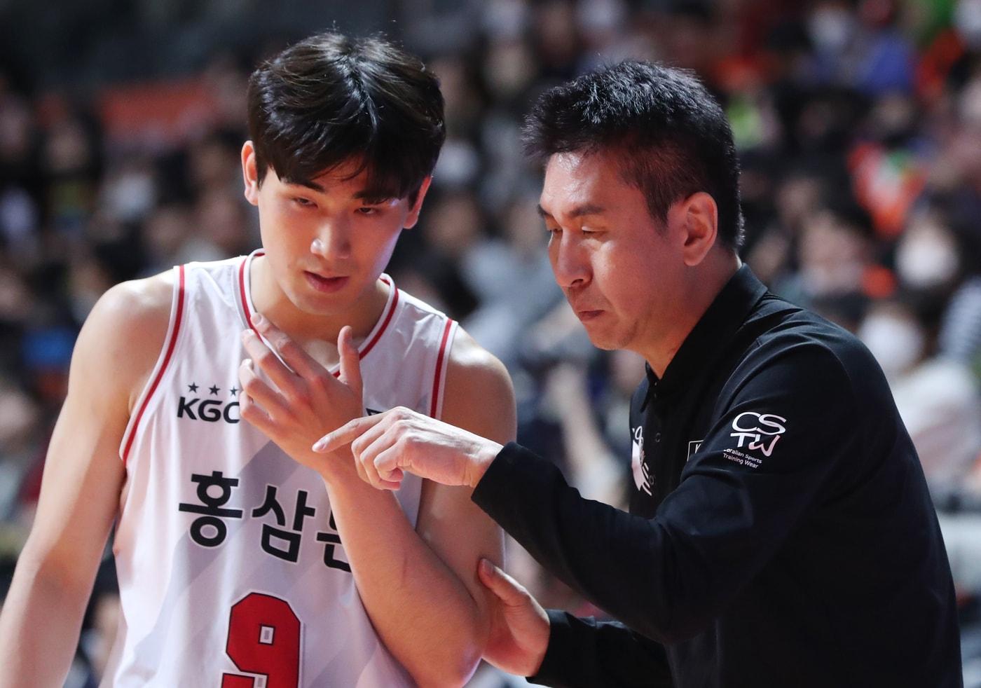 본문 이미지 - 안양 KGC의 김상식 감독(오른쪽)과 고찬혁. (KBL 제공)