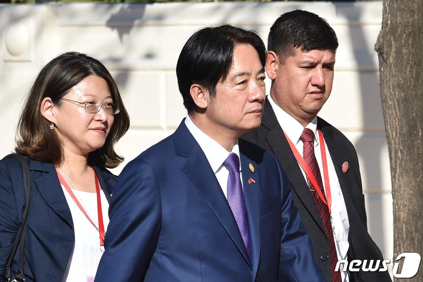 본문 이미지 - 라이칭더 대만 부총통(가운데)이 아순시온에서 열린 산티아고 페냐 파라과이 신임 대통령의 취임식 중 의장대를 사열하고 있다. 2023.8.17 ⓒ AFP=뉴스1 ⓒ News1 우동명 기자