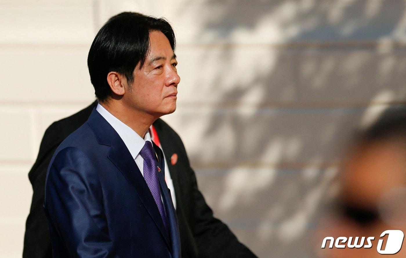 본문 이미지 - 라이칭더 대만 부총통이 15일(현지시각) 아순시온에서 열린 산티아고 페냐 파라과이 신임 대통령의 취임식의 군 퍼레이드에 참석을 하고 있다. 2023.8.17 ⓒ 로이터=뉴스1 ⓒ News1 우동명 기자