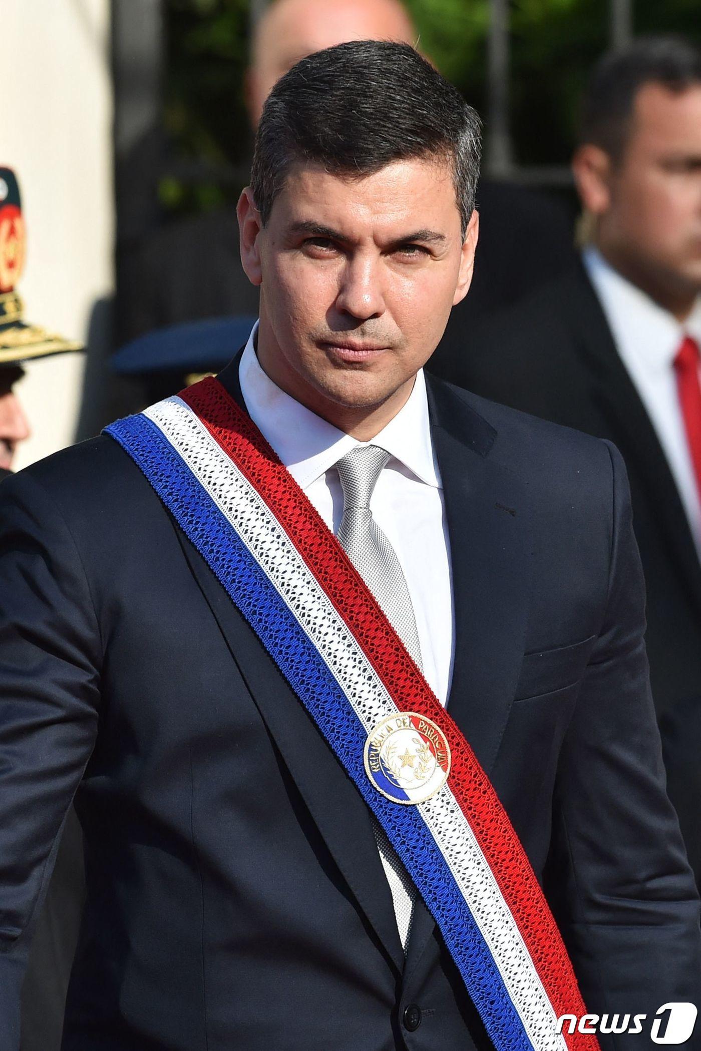 본문 이미지 - 산티아고 페냐 파라과이 신임 대통령이 15일(현지시각) 아순시온에서 열린 취임식의 군 퍼레이드에 참석을 하고 있다. 2023.8.17 ⓒ AFP=뉴스1 ⓒ News1 우동명 기자