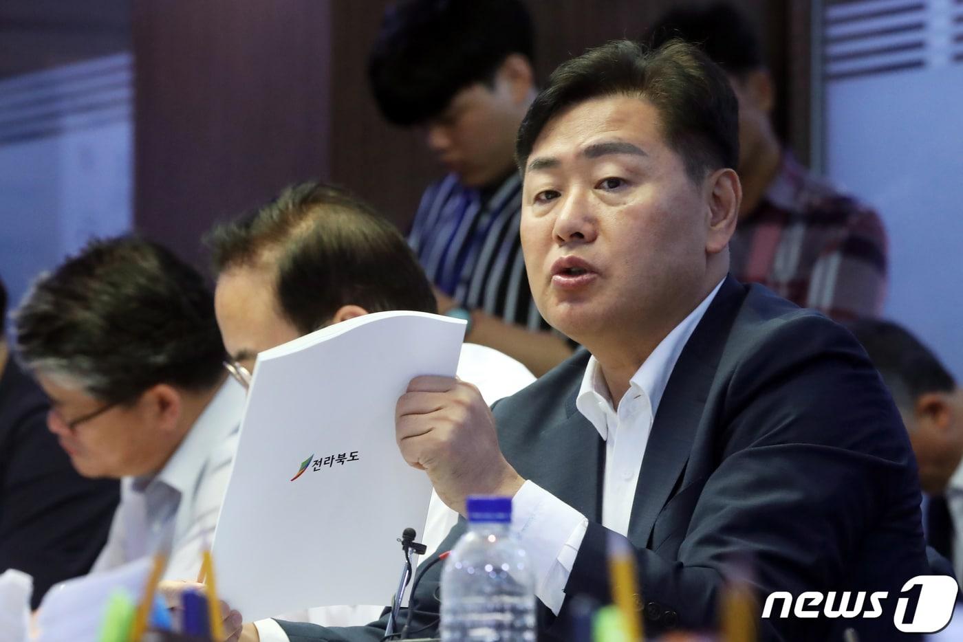 본문 이미지 - 김관영 전북도지사가 17일 오전 서울 여의도 국회 의원회관에서 열린 전북 국회의원 조찬 간담회에서 의원 질의에 답하고 있다. 2023.8.17/뉴스1 ⓒ News1 황기선 기자