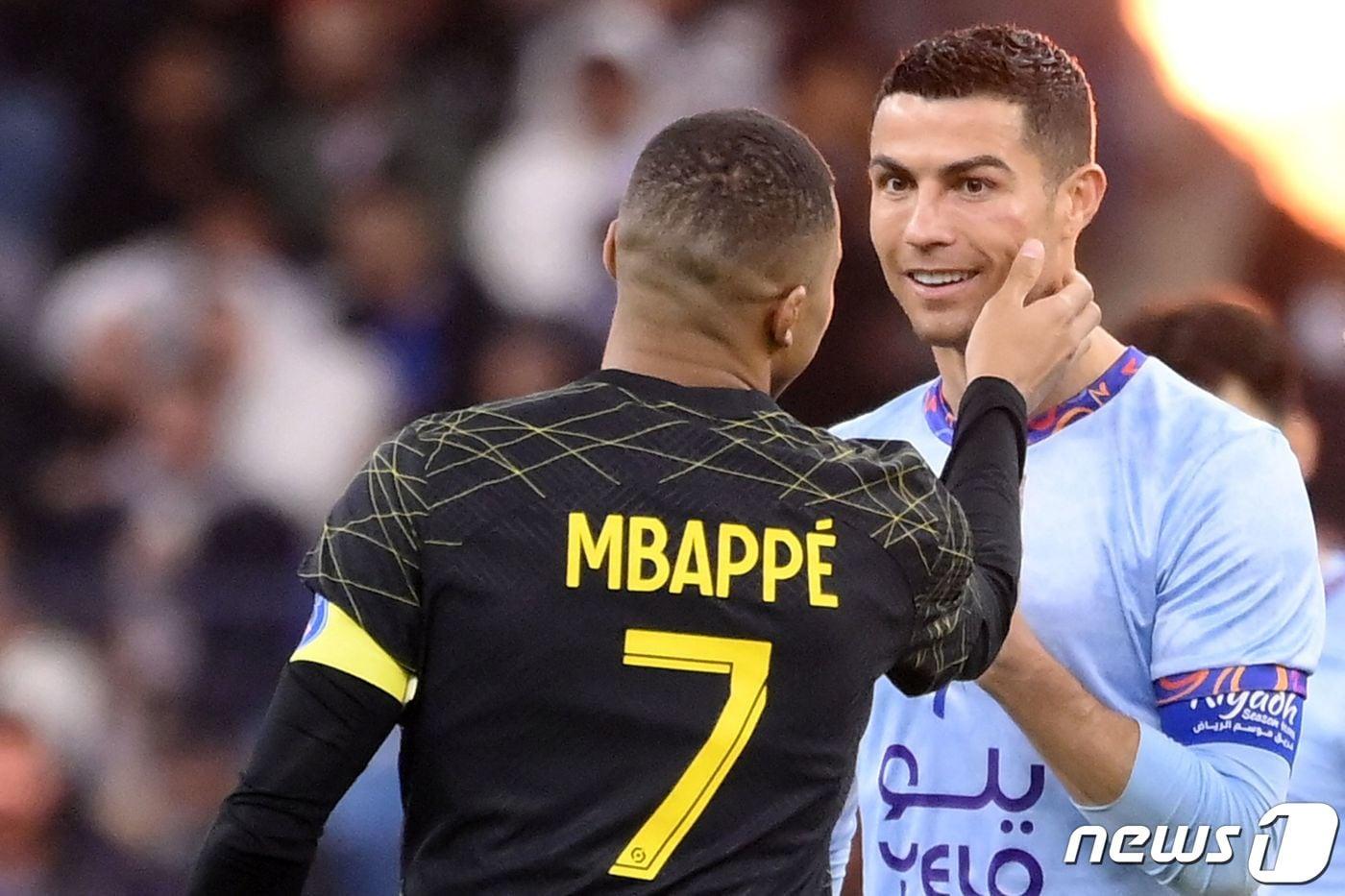 호날두(오른쪽)와 음바페ⓒ AFP=뉴스1