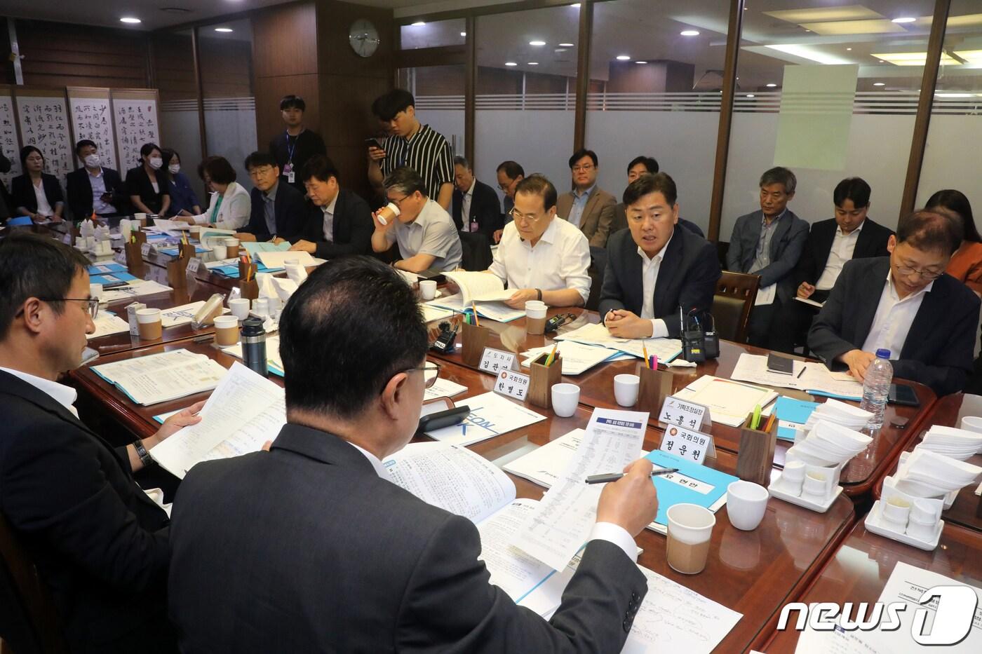 본문 이미지 - 김관영 전북도지사가 17일 오전 서울 여의도 국회 의원회관에서 열린 전북 국회의원 조찬 간담회에서 의원 질의에 답하고 있다. 2023.8.17/뉴스1 ⓒ News1 황기선 기자