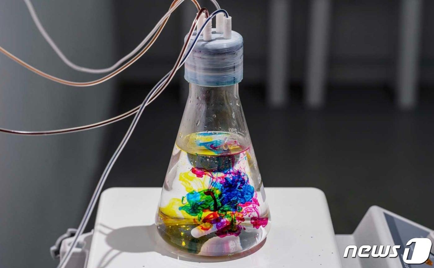 본문 이미지 - 롯데시네마 월드타워 랜덤스퀘어에서 열리는 '랜덤 다이버시티: 더 무비' 전시에서 이모션 백신(바이알)을 추출하는 모습(우란문화재단 제공)