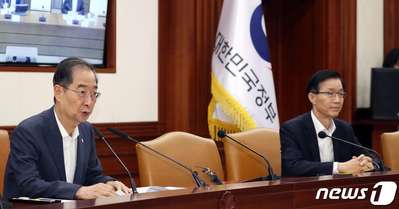 본문 이미지 - 한덕수 국무총리가 17일 오전 서울 종로구 세종대로 정부서울청사에서 열린 국정현안관계장관회의에서 모두 발언을 하고 있다. 2023.8.17/뉴스1 ⓒ News1 김명섭 기자