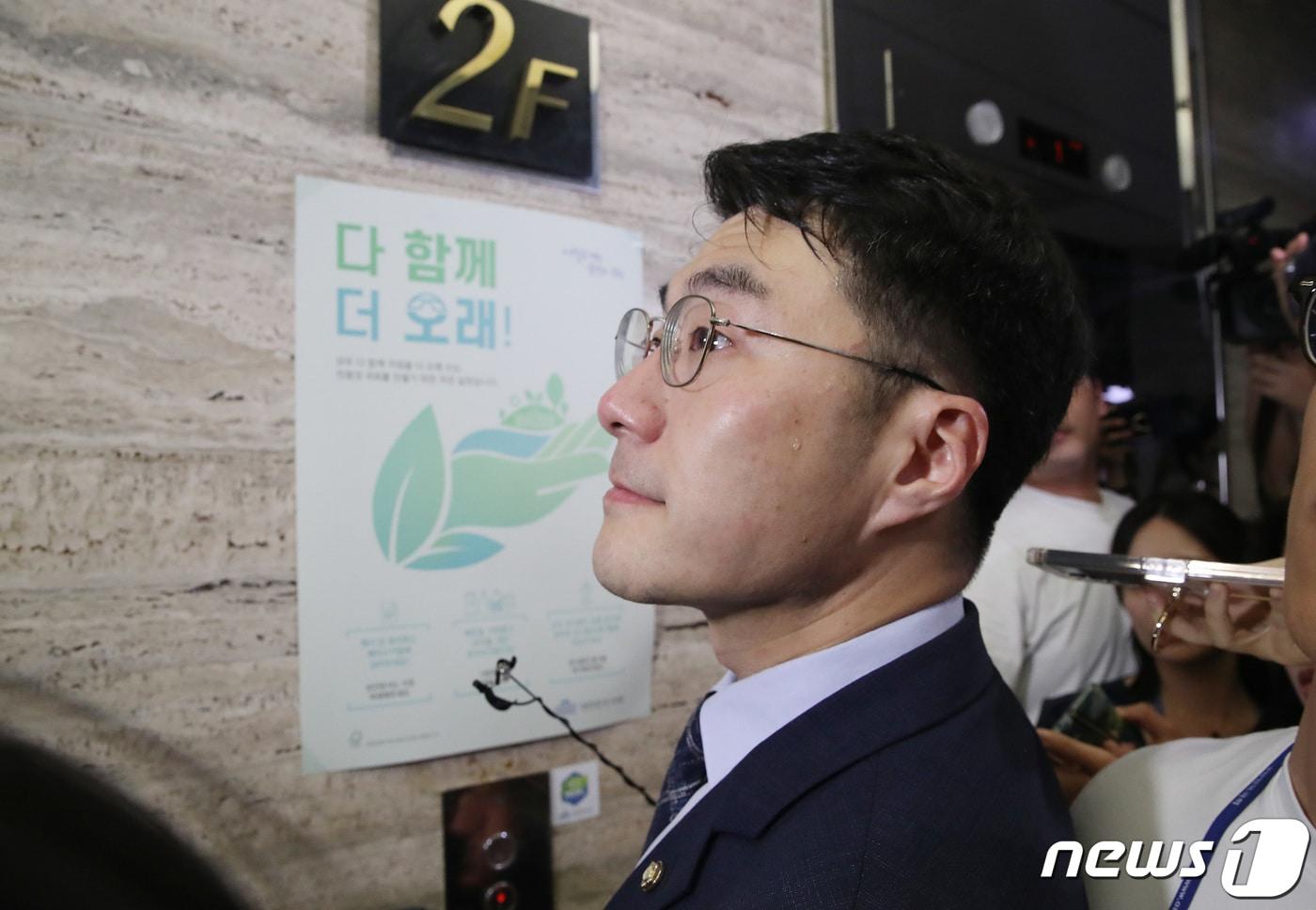 본문 이미지 - 김남국 무소속 의원이 17일 오전 서울 여의도 국회에서 열린 윤리특별위원회 제1소위원회 회의를 마치고 이동하고 있다. 이날 김 의원은 윤리특위에 출석해 거액의 가상자산 보유 및 상임위 도중 거래 의혹에 대해 직접 소명했다. 2023.8.17/뉴스1 ⓒ News1 임세영 기자