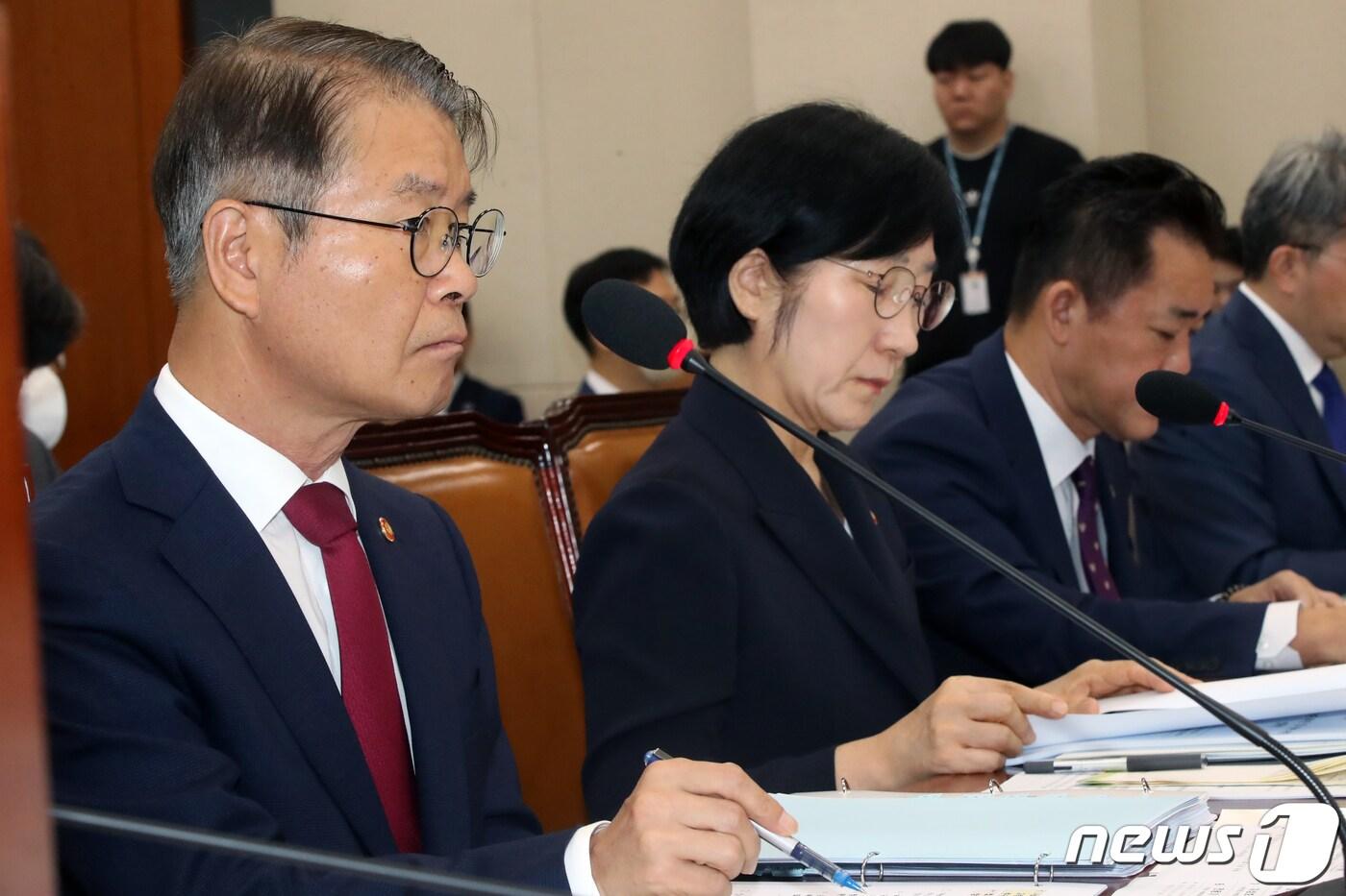 본문 이미지 - 이정식 고용노동부 장관과 한화진 환경부 장관이 17일 오전 서울 여의도 국회에서 열린 환경노동위원회 전체회의에 자리하고 있다. 2023.8.17/뉴스1 ⓒ News1 황기선 기자