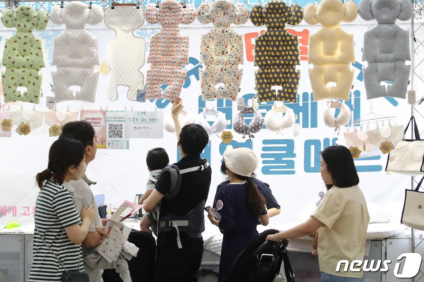 17일 대구 북구 엑스코 동관에서 열린 '제37회 대구베이비&키즈페어'를 찾은 관람객들이 다양한 유아용품을 살펴보고 있다.  2023.8.17/뉴스1 ⓒ News1 공정식 기자