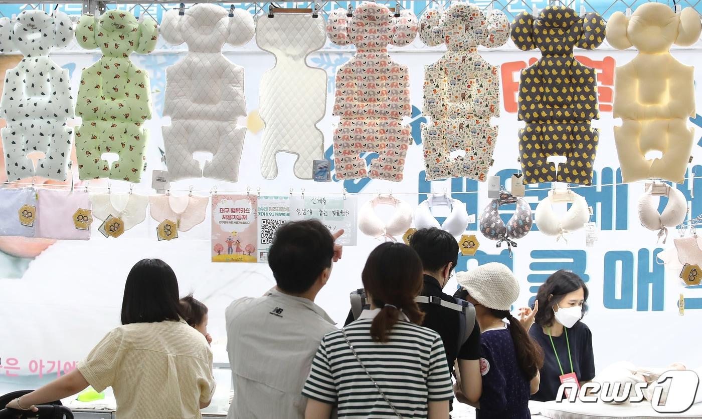 대구 북구 엑스코 동관에서 열린 '제37회 대구베이비&키즈페어'를 찾은 관람객들이 다양한 유아용품을 살펴보고 있다. 2023.8.17/뉴스1 ⓒ News1 공정식 기자