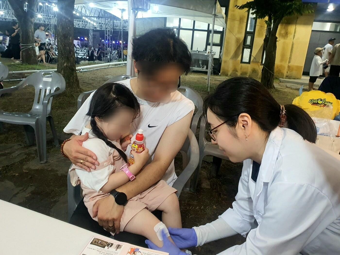 본문 이미지 - '2023천안K-컬처 박람회' 가 열린 독립기념관 의료반 부스에서 한 어린이가 처치를 받고 있다. (천안시청 제공) /뉴스1