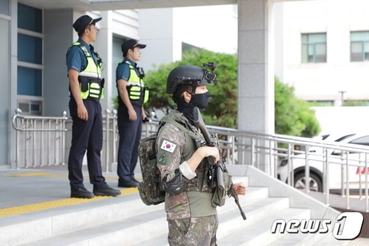 본문 이미지 - 테러 협박 대응하는 경찰과 군인  ⓒ News1 자료사진