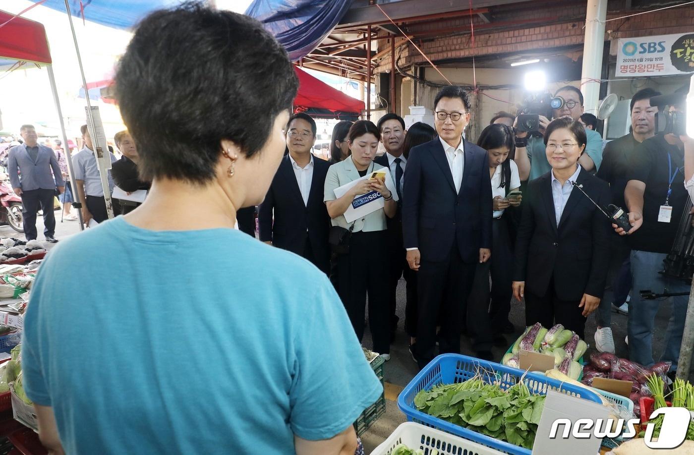 본문 이미지 - 박광온 더불어민주당 원내대표가 17일 오후 서울 은평구 대림골목시장을 방문해 상인과 대화를 나누고 있다. 2023.8.17/뉴스1 ⓒ News1 박세연 기자