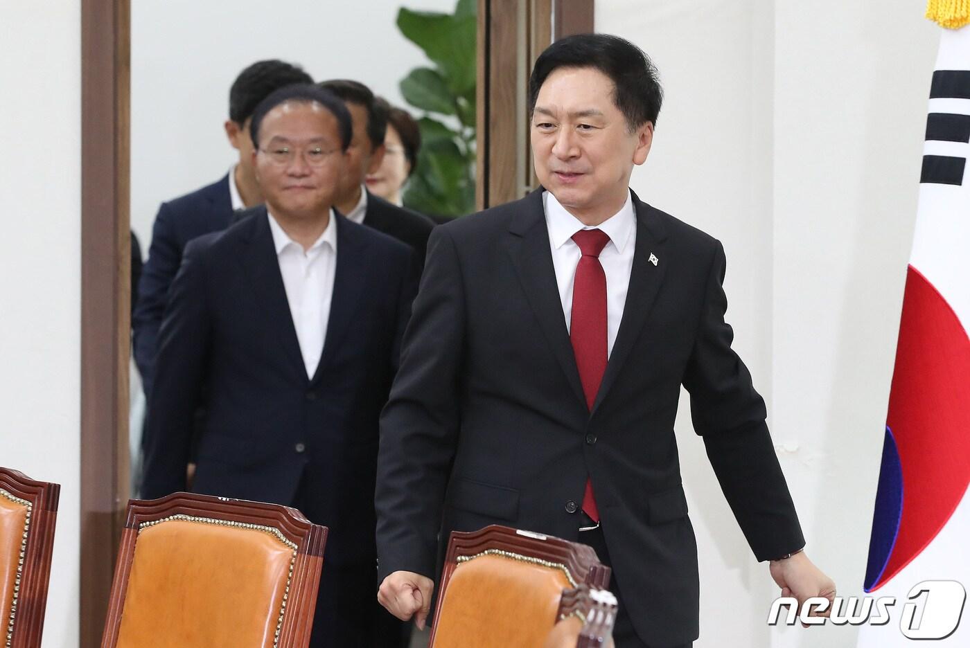 본문 이미지 - 김기현 국민의힘 대표(오른쪽)와 윤재옥 원내대표가 17일 오후 서울 여의도 국회에서 열린 최고위원회의에 참석하고 있다. 2023.8.17/뉴스1 ⓒ News1 임세영 기자
