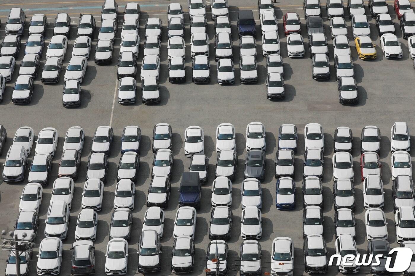 경기 평택시 포승읍 평택항 수출 야적장에 수출용 차량들이 주차돼 있다.  2023.8.17/뉴스1 ⓒ News1 김영운 기자