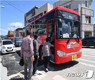 본문 이미지 - 경북 청송군에서 어르신들이 무료버스를 타고 있다.