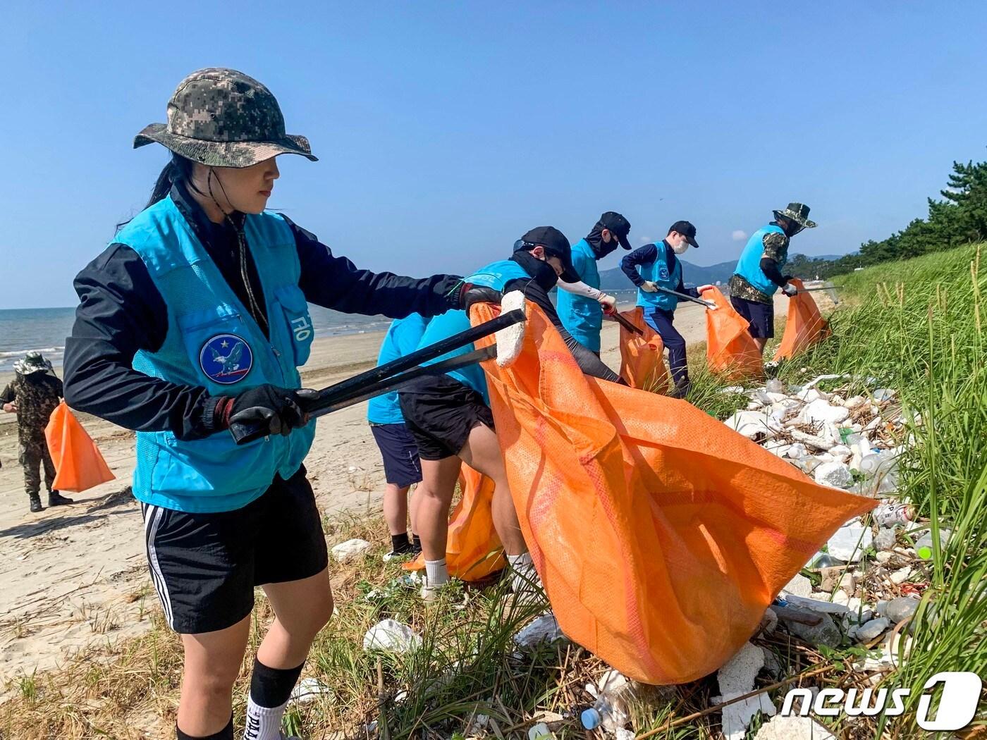 본문 이미지 - 공군 1전비는 17일 고창 동호해수욕장에서 환경미화활동을 실시했다.(1전비 제공)/뉴스1 